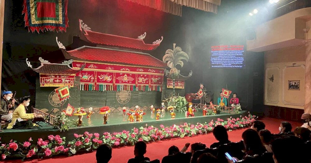The choice of seat depends on the preferences and finances of the audiences